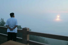 金正恩看着导弹升空画面