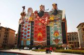 “象 形 篇”之“神仙”：2009年12月15日，河北燕郊，曾被网友形容为“史上最雷人”的天子大酒店。酒店外形为传统的“福禄寿”三星彩塑，高达41.6米。据称，该酒店早在2001年就以“最大象形建筑”登上了世界吉尼斯纪录并获得了吉尼斯最佳项目奖，是当时世界同类以雕塑形式出现的建筑物中规模最大的。