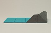 RESMO折叠式地垫可以展开，折叠成各种样式，如完全平躺、半躺椅。凭借其厚度以及在折角处巨大的凹槽，人们完全不用担心压上去之后这个地毯会垮。（实习编辑：石君兰）