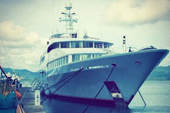 英国17岁富少晒奢靡生活