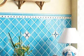 卫浴间选用蓝色瓷砖，永远是不会过时的。但这种搭配则显得更加活泼俏皮。中式与欧式的配饰相结合却不显突兀，反而有一种灵动之感。（实习编辑：辛莉惠）