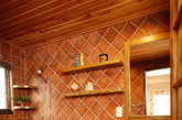 客卫采用较为深色的瓷砖，同样采用两种的拼接方式，稳重的颜色，给客人带来温馨感，不同的铺设方式有带来较为活跃的气氛，给客人独特的沐浴感受。（实习编辑：辛莉惠）