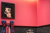 大胆的红黑配色，巧妙的画作装饰，这样的卫浴空间足以让人眼前一亮。爱生活，也要追求生活质量；追求美，也要享受自己的独一无二。个性十足的炫色卫浴空间，让我们重拾生活中关于美的命题。（实习编辑：辛莉惠）