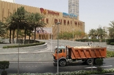 迪拜还有其它之最！2013年，阿联酋最大的房地产公司、同时也是世界最高楼哈利法塔的开发商艾马尔集团6月8日宣布，旗下世界最大的商场——迪拜购物中心一期扩建工程已经开始，该项目旨在将这座巨型购物中心每年接待顾客的能力从去年的6500万人次提升至1亿人次。该集团表示，迪拜购物中心将继续致力于“为购物狂们打造天堂”，扩建工程将把购物中心总建筑面积再提升100万平方英尺，即从目前的900万平方英尺（相当于100个标准足球场）扩大为1000万平方英尺。