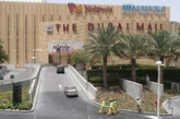 迪拜还有其它之最！2013年，阿联酋最大的房地产公司、同时也是世界最高楼哈利法塔的开发商艾马尔集团6月8日宣布，旗下世界最大的商场——迪拜购物中心一期扩建工程已经开始，该项目旨在将这座巨型购物中心每年接待顾客的能力从去年的6500万人次提升至1亿人次。该集团表示，迪拜购物中心将继续致力于“为购物狂们打造天堂”，扩建工程将把购物中心总建筑面积再提升100万平方英尺，即从目前的900万平方英尺（相当于100个标准足球场）扩大为1000万平方英尺。