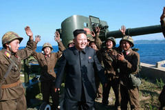 金正恩来看射击 士兵欢呼雀跃