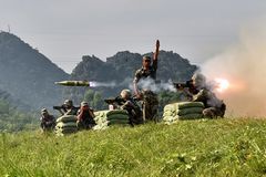 解放军曝光新型单兵火箭发射照