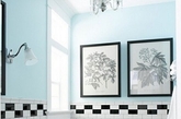以粉蓝色墙面与黑白瓷砖墙面结合，使卫浴空间在整体清爽的感觉下还显得有些酷酷的，这样的卫生间装修有人喜欢吗？（实习编辑：温存）