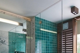 海蓝色的瓷砖拼贴出来的卫浴空间，再以透明玻璃来作为淋浴区隔断，在不影响整体空间感的前提下，还让这一空间看上去显出一份通透感。（实习编辑：温存）
