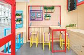 在这件不足40平米的餐厅里，设计师使用了红、黄、蓝、紫四种撞色，使店面氛围活跃，衬托出食物的诱人，让小店的翻座率噌噌噌涨起来。（实习编辑：王臻）