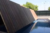 安格尔创新工程(Agor Creative Engineering)设计制作根据客户要求个性定制的机械泳池(封盖)，用户完全不需要担心有安全隐患。随着为泳池打造的可移动和可潜水地板成功之后，Agor又提出了这样一款可折叠地板。这个看起来的很现代的木制地板使用起来和一般泳池盖一样，它把泳池完整覆盖完全隔离。只要轻轻按下控制按钮，甲板就会慢慢从中间折叠起来。因为这是个性定制的木板，尺寸根据泳池大小各不相同，因此价格也不一样。值得一提的是，当它铺开在泳池上时，载重可达几百公斤每平方米。（实习编辑：辛莉惠）