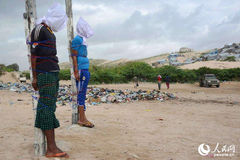 索马里两男子被绑木桩等待枪决