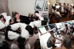 首富之子王思聪晒与9兔女郎合影