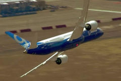 波音客机模仿战斗机进行惊悚表演