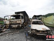 湖南高速货车与载53人大巴相撞爆炸 43人死亡