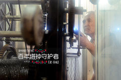 六旬老人8年精心维护百年塔钟