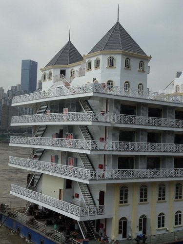 重庆趸船建7层高豪华“宫殿” 中国水上建筑各有特色