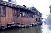 西塘的水上建筑则没有重庆的水上建筑那么豪华，而是古朴而具有风情。图为西塘水上餐厅。（实习编辑：辛莉惠）