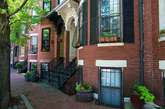 波士顿南区社区的一套两卧室的复式合作公寓，市场售价为99.99万美元。这栋联排别墅大约建于1900年。（实习编辑：石君兰）