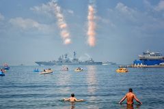 俄罗斯民众近距参观海军节庆典