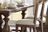 古典桌椅：女主们围在一起用餐的那套国际品牌桌椅，以优质橡木和复古铆钉作为设计元素，呈现出了别具一格的时尚古韵。白餐桌和黑餐垫的撞色搭配，更是打造出高冷典雅的家居风格。