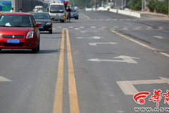 西安一车道上有5个方向标线