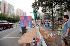 重庆市民跨300米护栏吃火锅