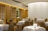 9.英国伦敦Alain Ducasse at The Dorchester：Alain Ducasse At The Dorchester位于英国伦敦海德公园旁边的The Dorchester酒店，是法国名厨Alain Ducasse名下的众多高级餐厅之一。这家餐厅在2011年被授予米其林三星，从而使Alain Ducasse集团所属餐厅拥有的米其林星总数达到了15颗。