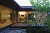 位于日本爱媛县的一个单层木结构住宅，由当地的奥野崇（Takashi Okuno）建筑设计事务所设计。设计师利用宽阔的地形特点，设计了五个各具风格的独立花园，使每个房间都可以通向绿意盎然的景观庭院。建筑命名为“ House of Nagahama”，选用适应当地气候条件的材料建造，花园里本地植物和蔬菜和谐生长。为了使空间最大化，隔离厨房、餐厅和客厅的滑动门可以完全敞开，滑动纸门过滤光线，营造更好的休息环境，打开滑动纸门可以看到花园景观。（实习编辑：温存）