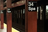 美国著名搞笑团体Improv Everywhere因纽约地铁站炎热而萌生了在地铁站内“安装”桑拿浴室的想法。他们在地铁站内“安装”了一个桑拿浴室，一个按摩区。Improv Everywhere的“行为艺术”逗乐了一些乘客，他们毫不犹豫地脱下衬衫，在腰间围上一条白毛巾，加入其中。
