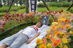 成都绝症大学生街头办“追悼会”