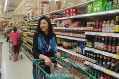 英拉回国现身超市购物