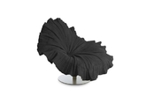 Bloom Chair以人造纤维做成的柔软褶皱拼合在一个碗状的树脂基座上，底部是钢制的圆盘。整张椅子皆由手工打造，外形如一片荷叶，令人眼前一亮。（实习编辑：温存）