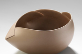 Ann Van Hoey 是比利时的一位陶瓷设计家，她的作品是代表作品是"Moments of Growth"系列来源于折纸工艺的系列陶瓷作品，也是其成名作品。（泥土色是陶瓷是Moments of Growth系列），设计师是希望保持陶瓷的简洁性，不添加任何其他的材料，保持泥土最纯朴自然的气息。（实习编辑：辛莉惠）