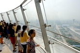游客乘电梯可直达塔顶，除了一览整个奥林匹克公园风景之外，还可将鼓楼、故宫、香山等北京多个景点尽收眼底。（实习编辑：温存）
