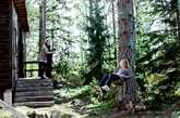 Johanna Lehtinen 位于芬兰的诗意木屋。座落于森林中，环绕四周的尽是绿意，而房子不远处则临海，亦可在空气中嗅出海的味道，侧听到海浪宁静沉稳的节奏。木质的地板和森林环境天衣无缝，为木屋增添一份宁静。（实习编辑：石君兰）