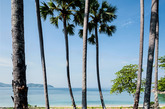 地处泰国山腰的纳卡岛酒店和度假村现在已经敞开了大门，还邀请了泰国建筑师duangrit bunnag专门为客人设计了一个独立的山区公路。而像火柴盒形状的别墅是一大特色。这些别墅都伴随着一个私人海滩，屋顶水疗中心，高级餐厅和一个奥林匹克规格的无边泳池。每一个别墅坐拥安达曼海的广阔景致，设有宽敞的客厅，内衬柚木地板，以及灰色的墙壁补充内的浴室中使用的天然石材。（实习编辑：温存）