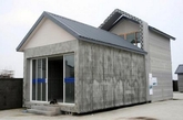 2014年8月24日，10幢3D打印建筑在上海张江高新青浦园区内交付使用，作为当地动迁工程的办公用房。这些“打印”出来的建筑墙体是用建筑垃圾制成的特殊“油墨”，按照电脑设计的图纸和方案，经一台大型的3D打印机层层叠加喷绘而成，10幢小屋的建筑过程仅花费24小时。（实习编辑：温存）