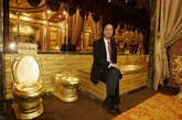 纯金打造的厕所。香港恒丰金业出资4亿港元，使用2.5吨黄金打造这间「瑞士号黄金皇宫」，照片是皇宫内的一间厕所。（实习编辑：温存）