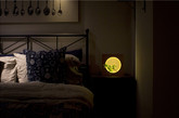 设计师在满月灯的内侧面设计了一个可插植物的孔位，使得这个简洁的夜灯与思乡的你有了更多的互动。随手采摘的一枝绿叶，让清新的绿意盈满房间。淡淡的夜晚，也充满暖意，可放在卧室、书房、客厅。（实习编辑：石君兰）