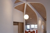 整体的设计灵感来自于日本传统的房子，以房子中心为主轴向外扩散成独特的形状，让T House 的空间发挥到最大值，创造宽敞舒适的空间感。日本白色石膏泥作运用在内部四周墙面上，所有的内部装饰则是采用传统的木作手法，简约的浅色木地板配合得天衣无缝。（实习编辑：石君兰）