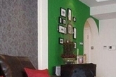 张雨绮王全安夫妇婚后豪宅，皮质沙发上铺着的白色长毛毯，散落的红色抱枕，地中海式拱形门厅边深绿色的背景墙，把居室点缀得色彩缤纷，十分活泼。