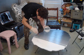 奥地利设计师 Philipp Aduatz 最近展示了他的 Canvas Table 系列作品，这些或大或小的边桌使用树脂浇注成型、再装上纤细的钢制桌腿而成。除了树脂凝固时形态不同而产生了独一无二的桌面形状，另外一个有意思的地方在桌面的颜色。设计师使用传统油画技法，在帆布桌面上一点点上色，使之形成渲染渐变的效果，最后涂上保护漆，以便它可以日常使用。（实习编辑：辛莉惠）
