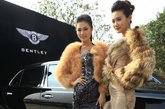 2011年11月20日，江西九江，一家商业楼盘与宾利汽车合作，邀请戴小奕等名模助阵商品房推介会。