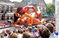 荷兰小镇举行花车大游行 奇葩造型惊爆眼球