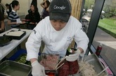 谷歌位于加州山景城(Mountain View)总部的福利十分优厚，向员工提供免费三餐。