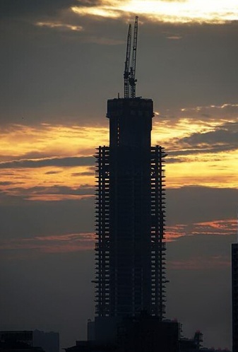 “华中第一高楼”刷新纪录突破300米 五天就搭起一层楼 