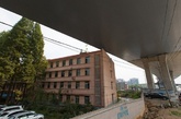 2014年10月7日，杭州城北秋石高架近半山隧道段，两幢约4层楼高的校舍“蜗居”高架桥面之下。