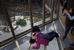 巴黎埃菲尔铁塔加装玻璃地板 走路似悬空可从57米俯瞰