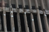 2014年10月8日，山东济南，历山东路2号一居民楼出现楼体柱子多处开裂，用透明胶带捆绑固定的情况。现场四单元顶楼位置两根悬在半空的柱子由两根绳子拽住，一些居民反映，外出家门十分担忧，有时抱头出行。 